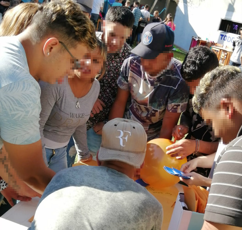 Jóvenes inflando globos