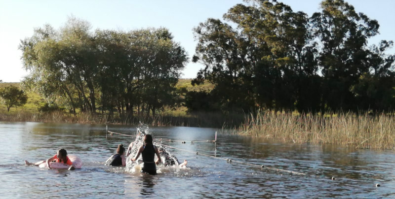 Jóvenes bañándose en el río
