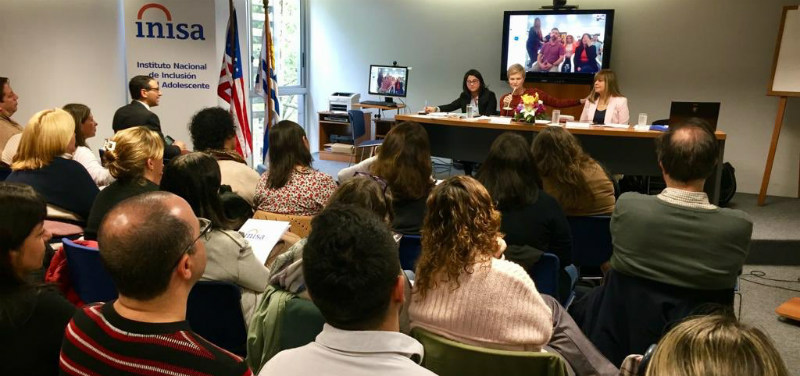 Mesa con ponentes y participantes
