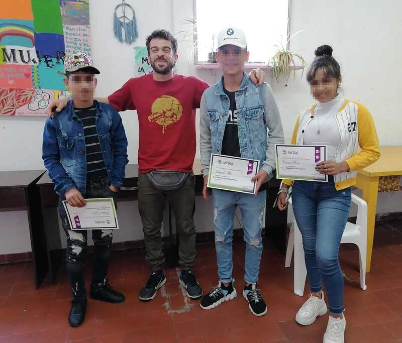 Adolescentes con sus diplomas