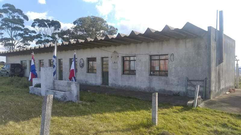 Fachada de escuela sin pintar