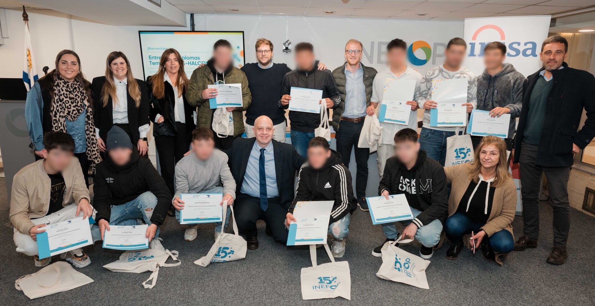 Autoridades y jóvenes con sus diplomas