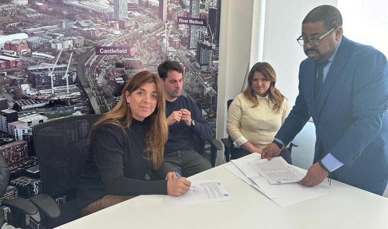 Curbelo firmando el convenio
