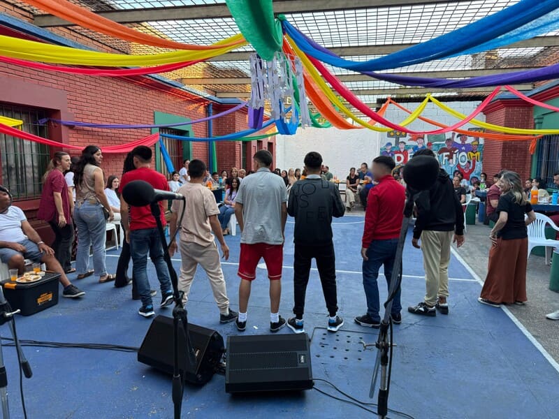 Jóvenes parados frente a sus familiares