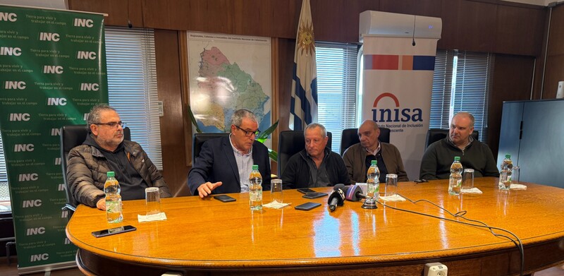 Autoridades sentadas alrededor de una mesa