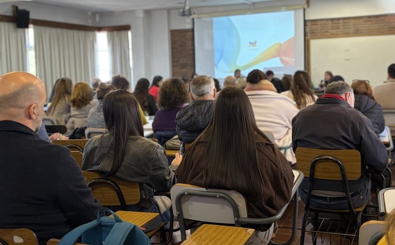 Participantes sentados frente a una presentación proyectada