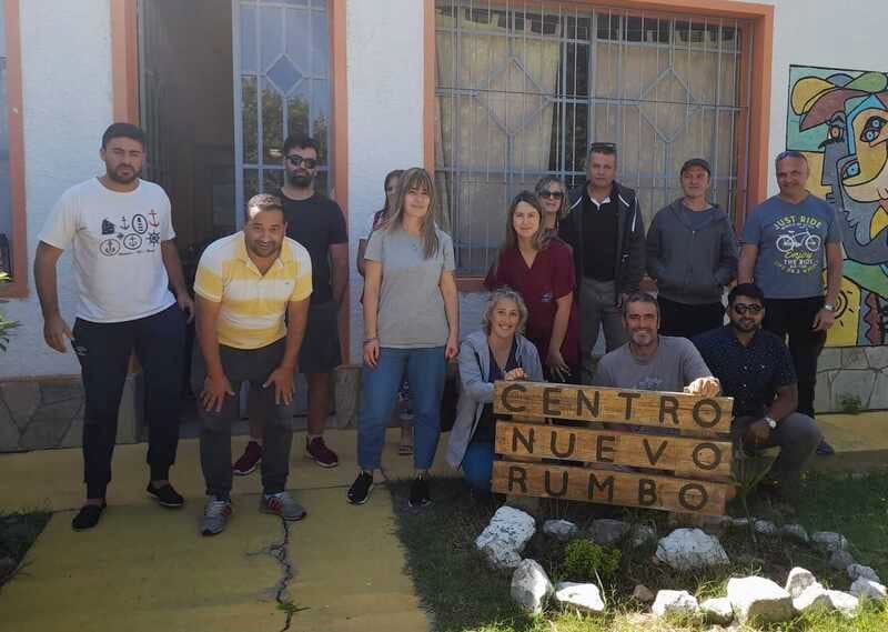 Funcionarios Nuevo Rumbo en la entrada del centro