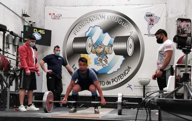 Joven de Inisa levantando pesas