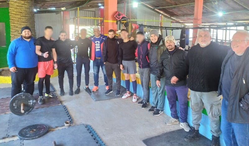 Jóvenes, educadores y Barcelán en el gimnasio
