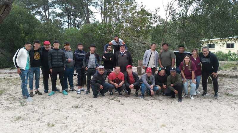 Jóvenes, educadores y personal de la colonia de vacaciones