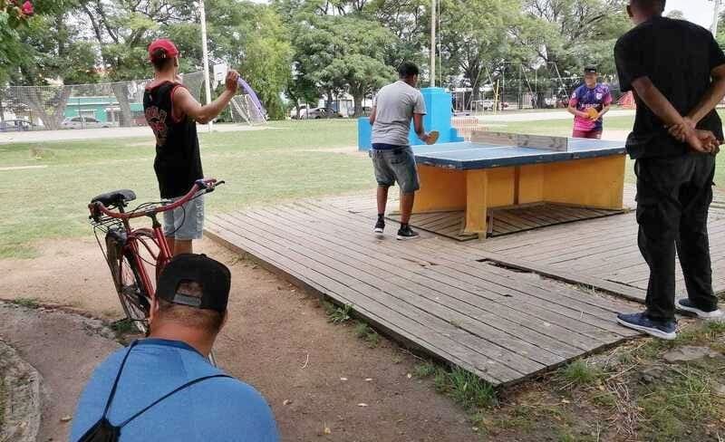 Jóvenes jugando al Ping Pong