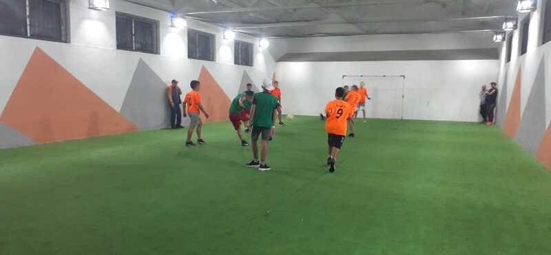 Jóvenes jugando partido de fútbol
