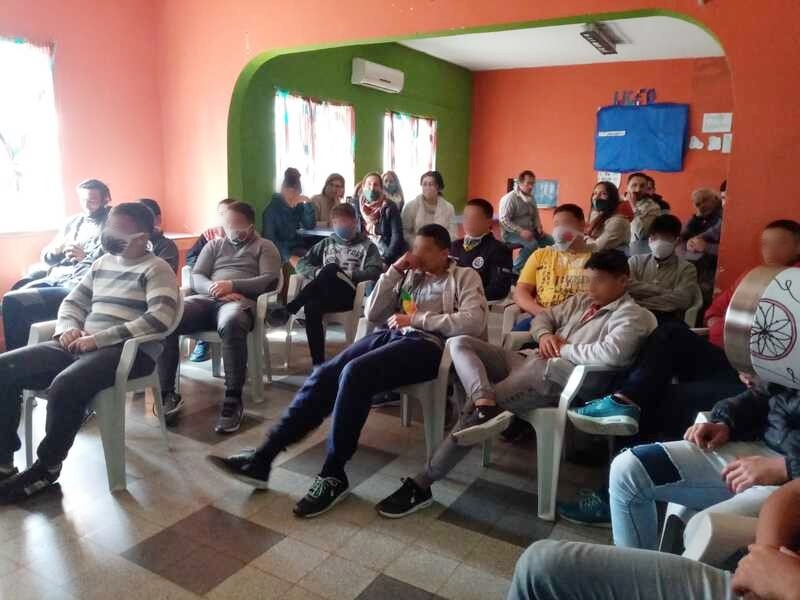 Jóvenes mirando el documental