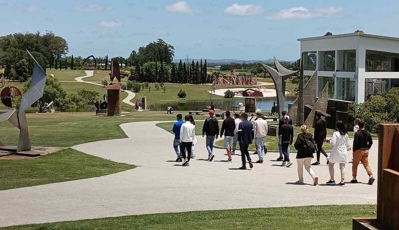Jóvenes recorriendo las instalaciones del museo