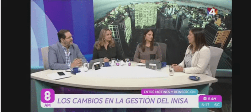 Mesa de periodistas y presidente de Inisa