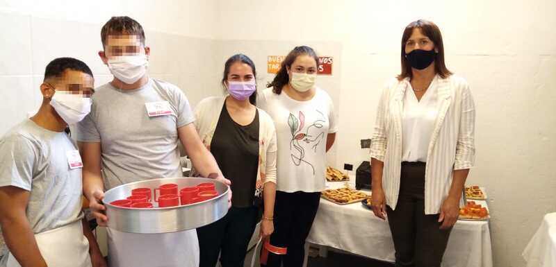 Presidente de Olivera con talleristas y jóvenes