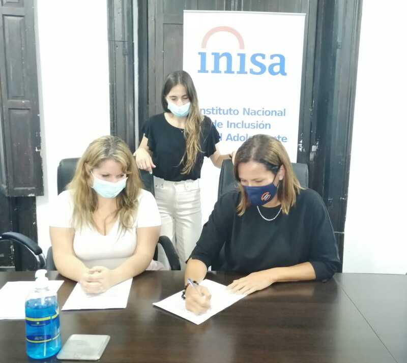 Presidente de Olivera firmando convenio 