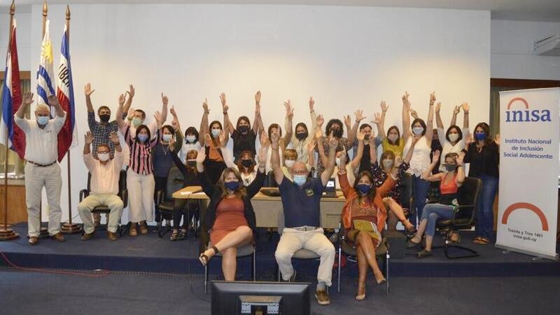 Participante levantando sus manos