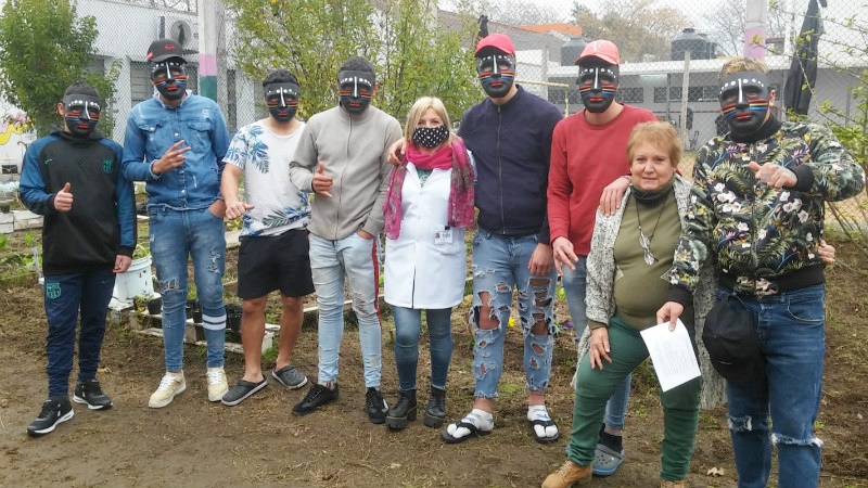 Jóvenes con profesora