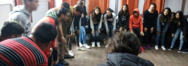 Jóvenes en la jornada jugando