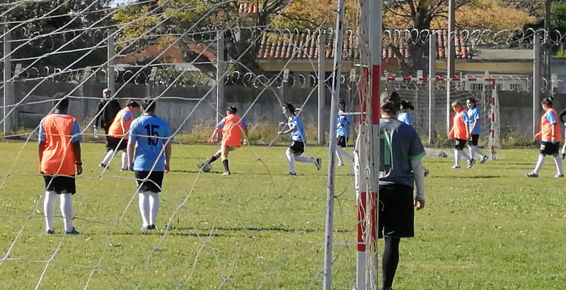 Adolescentes jugando al fútbol