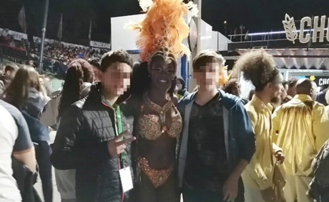 Jovenses con bailarina.