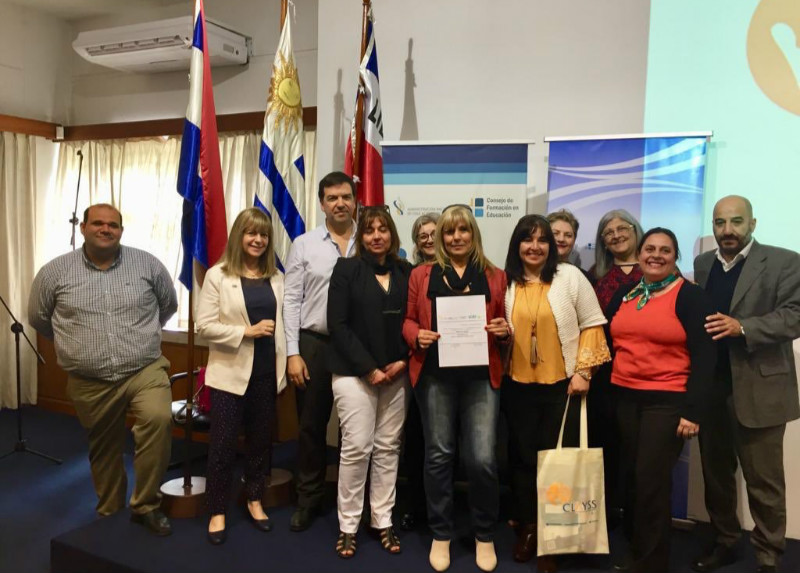 Asistentes premiados del centro Ituzaingó junto a la presidente de Inisa