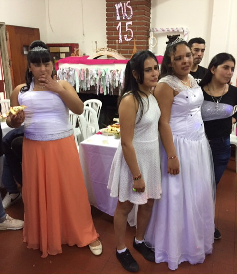 Las cumpleañeras con sus vestidos