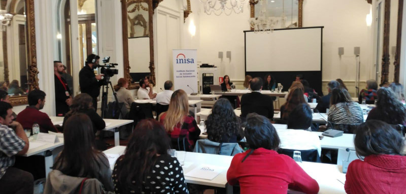 Salón con participantes